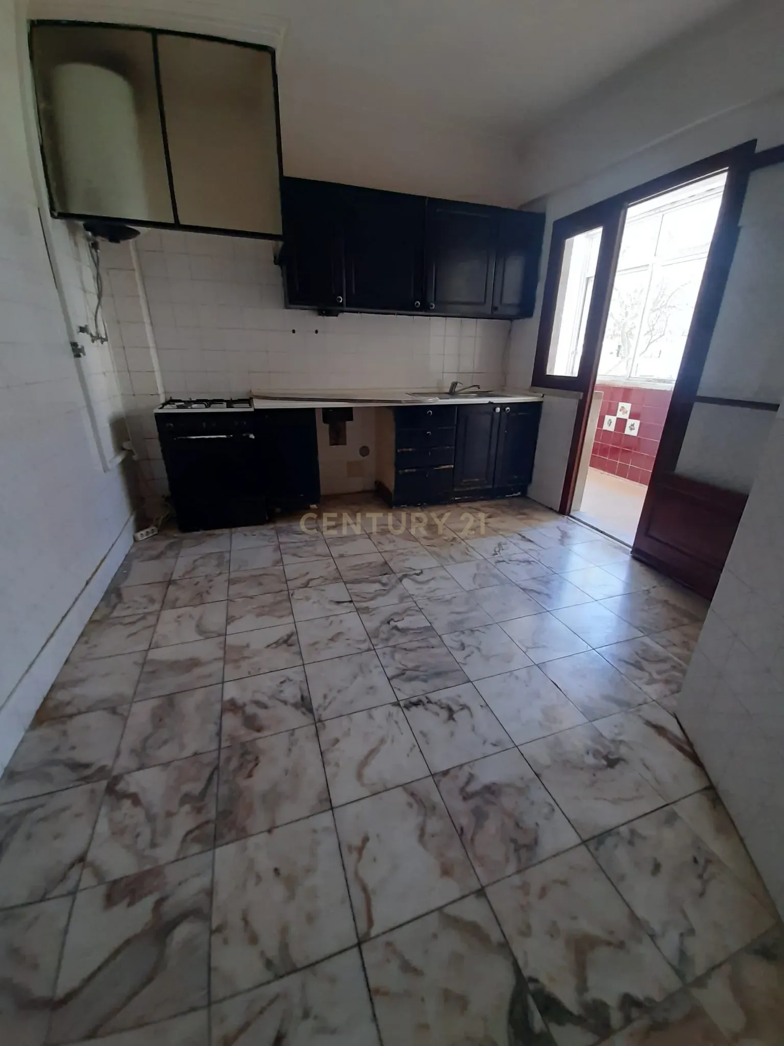 Oportunidade Única em Carnaxide - T3 - Imóvel para remodelar com Excelente Localização - Image 11