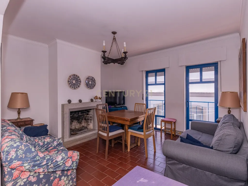 T4 Duplex na Vila de Sesimbra – Ideal para Férias em Família - Image 1