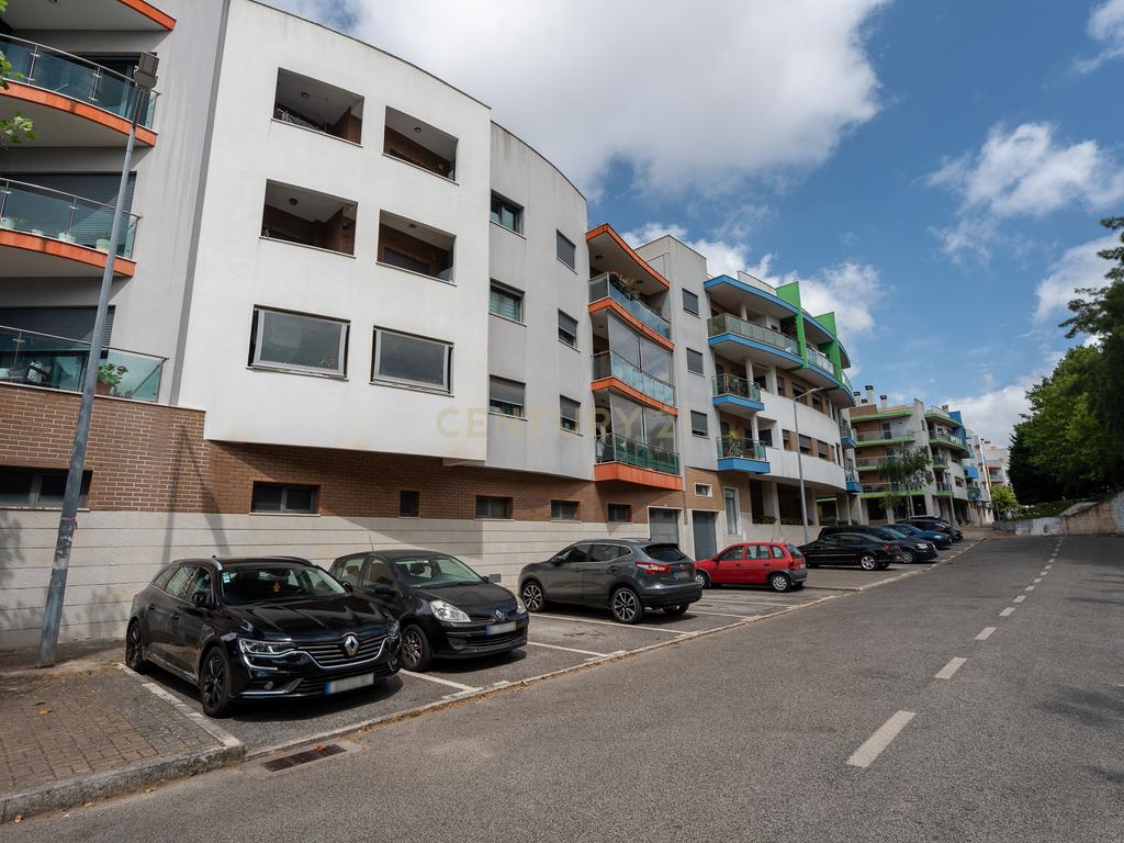 Apartamento de tipologia T3, com 2 varandas, 2 WC e box para 4 viaturas, situado no Jardim da Amoreira - Ramada em Odivelas. - Image 58