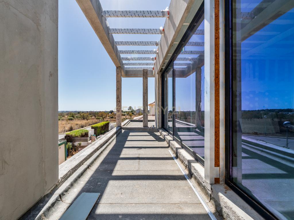 Moradia T5 contemporânea em construção avançada com piscina | Álamos, Guia – Albufeira - Image 18