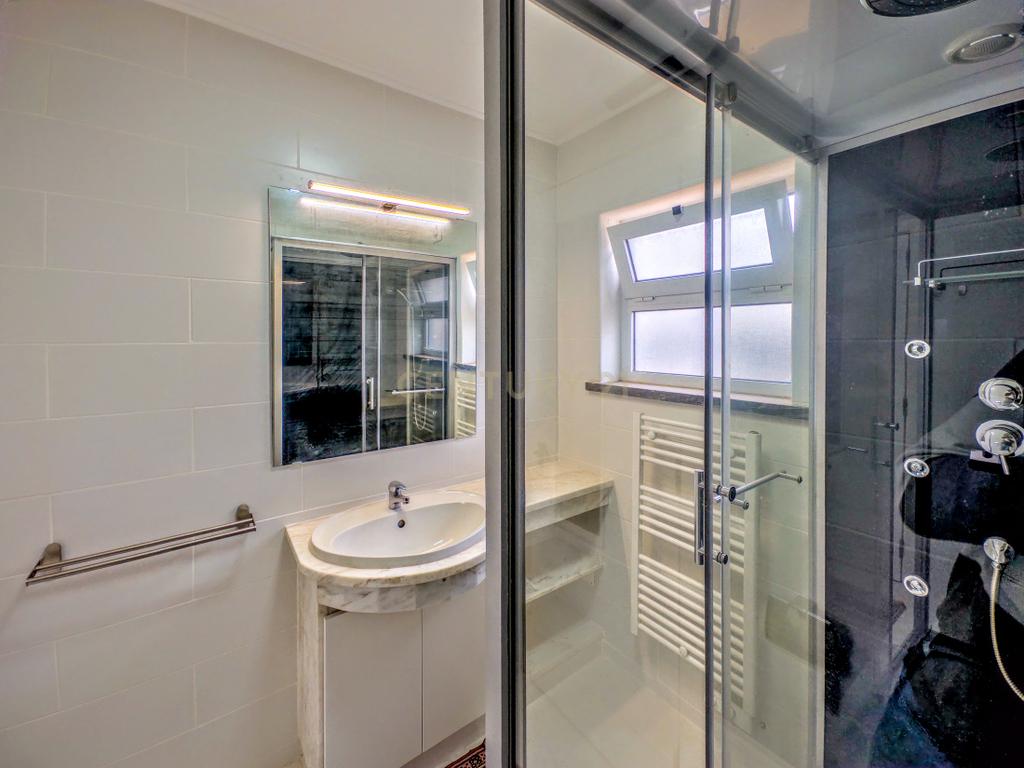 Apartamento T3 totalmente renovado na baixa de Olhão - Image 13