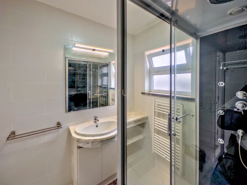 Apartamento T3 totalmente renovado na baixa de Olhão - Image 13