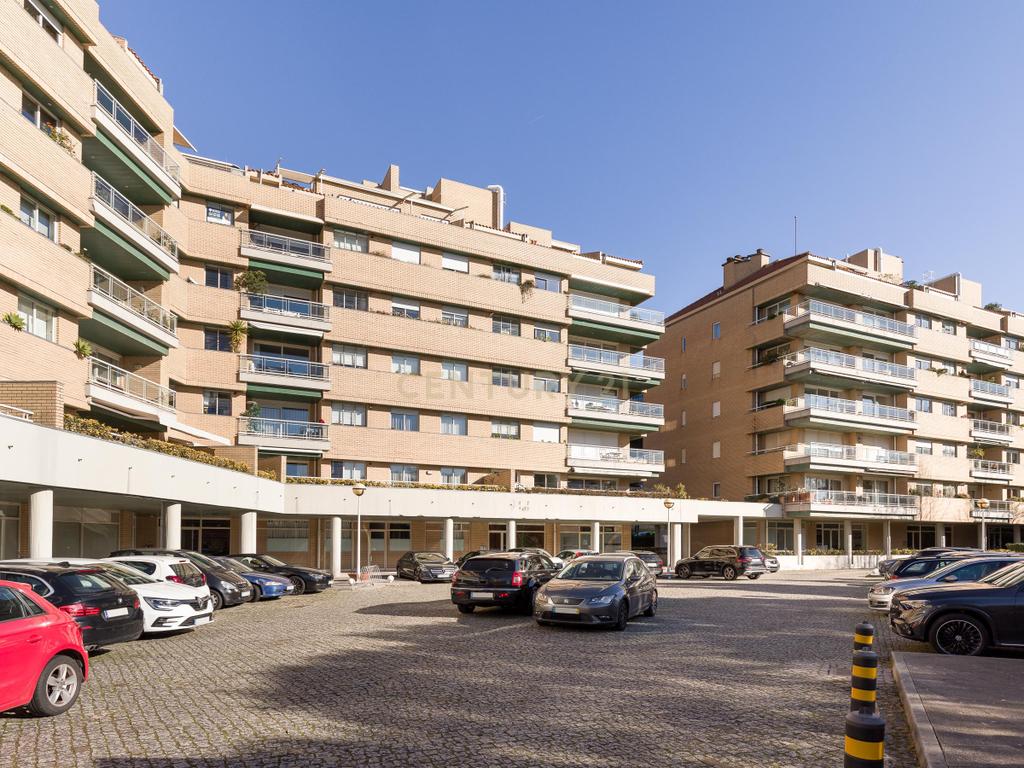 Apartamento T2 no Edifício Vilamar, Foz do Douro, Porto - Image 1
