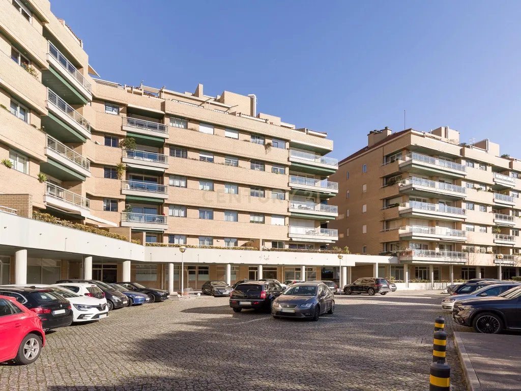 Apartamento T2 no Edifício Vilamar, Foz do Douro, Porto - Image 1