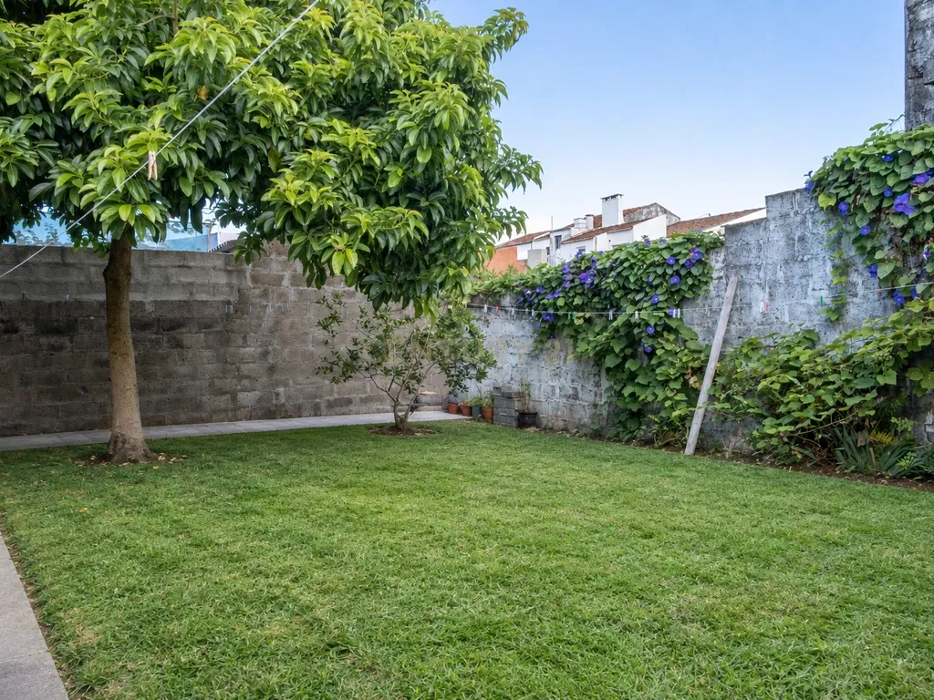 Moradia T2 com Quintal no Centro da Ribeira Grande - Image 24