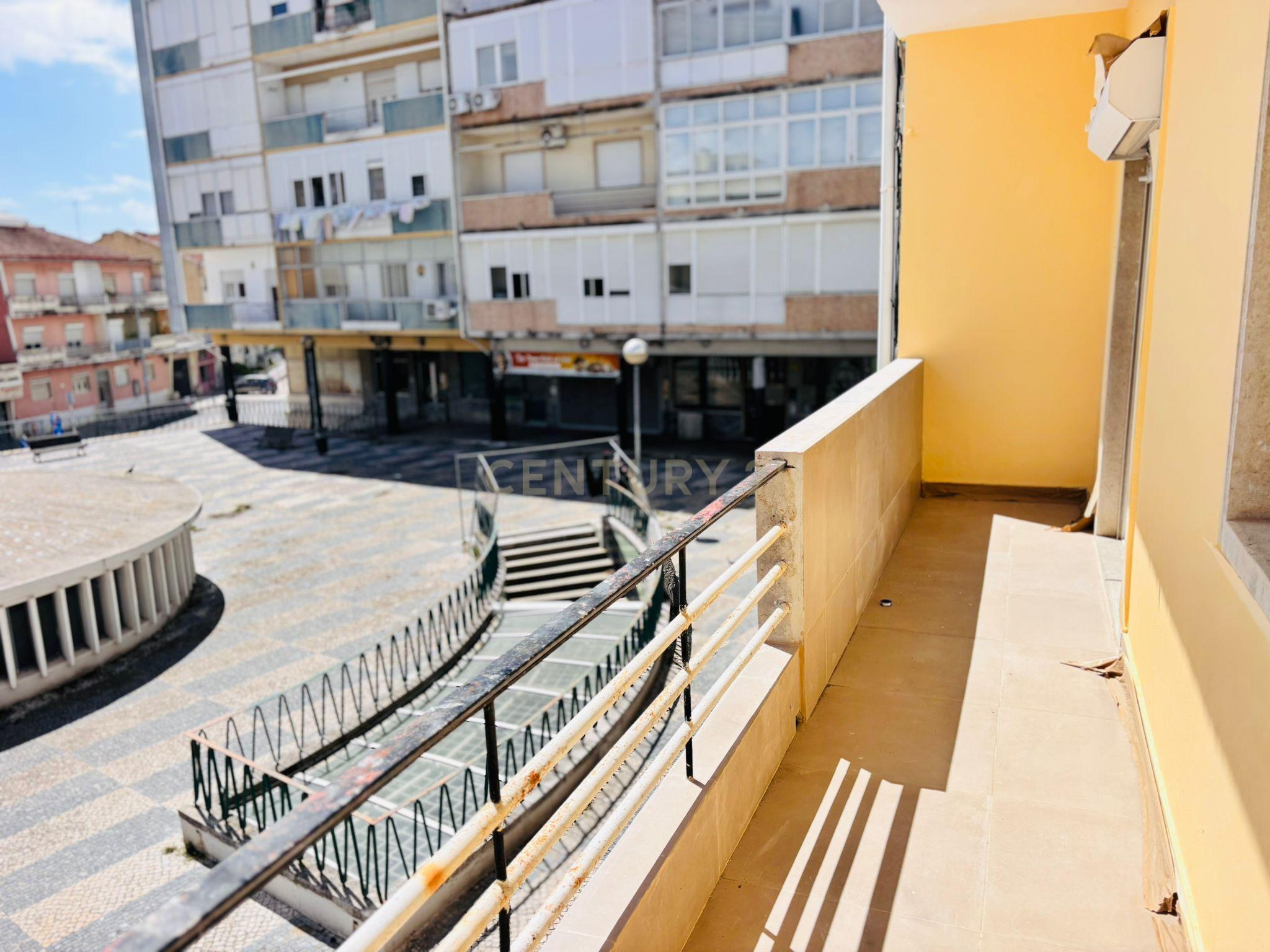 Fotografia 9 de Arrendamento T2 Renovado em Almada com Varanda e Luz Natural