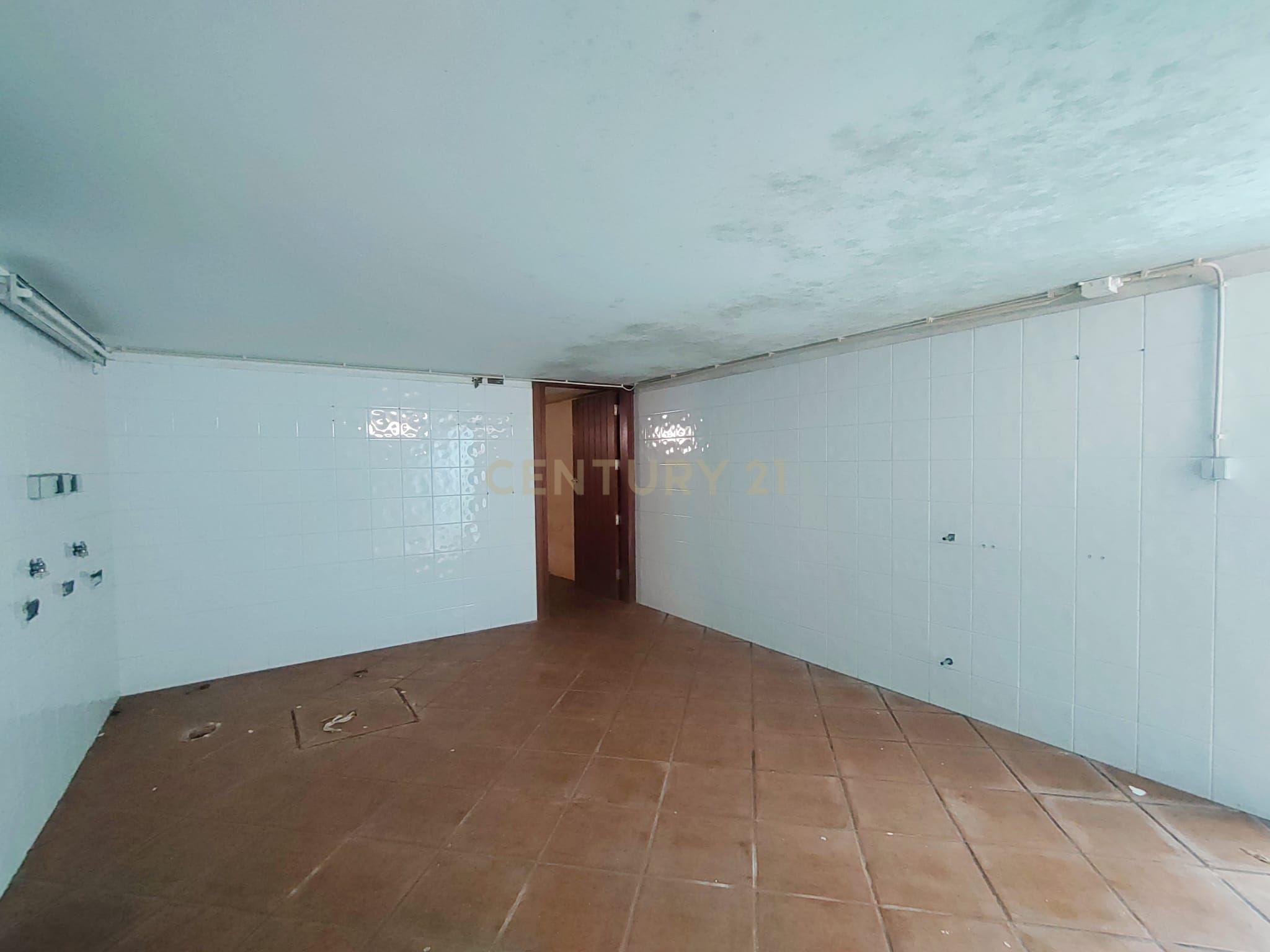 Moradia T5 com piscina a 50 metros da praia e da Avenida dos Banhos na Póvoa de Varzim - Image 58