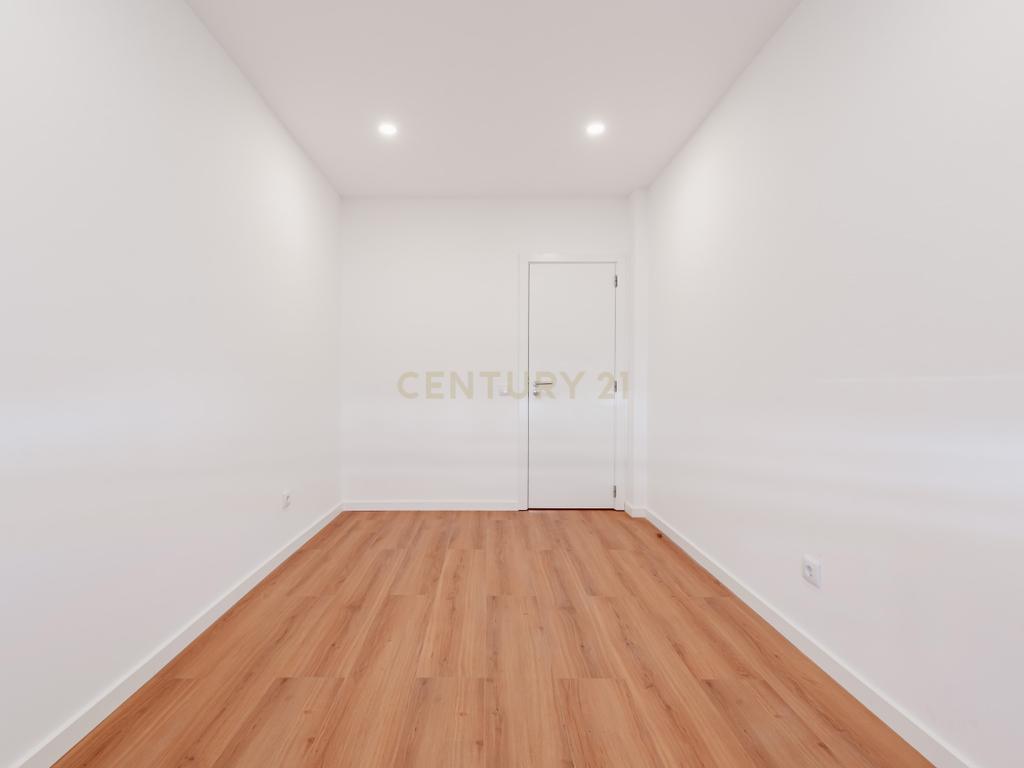 Apartamento Totalmente Remodelado com Terraço de 33 m² | Cruz de Pau – Amora - Image 15