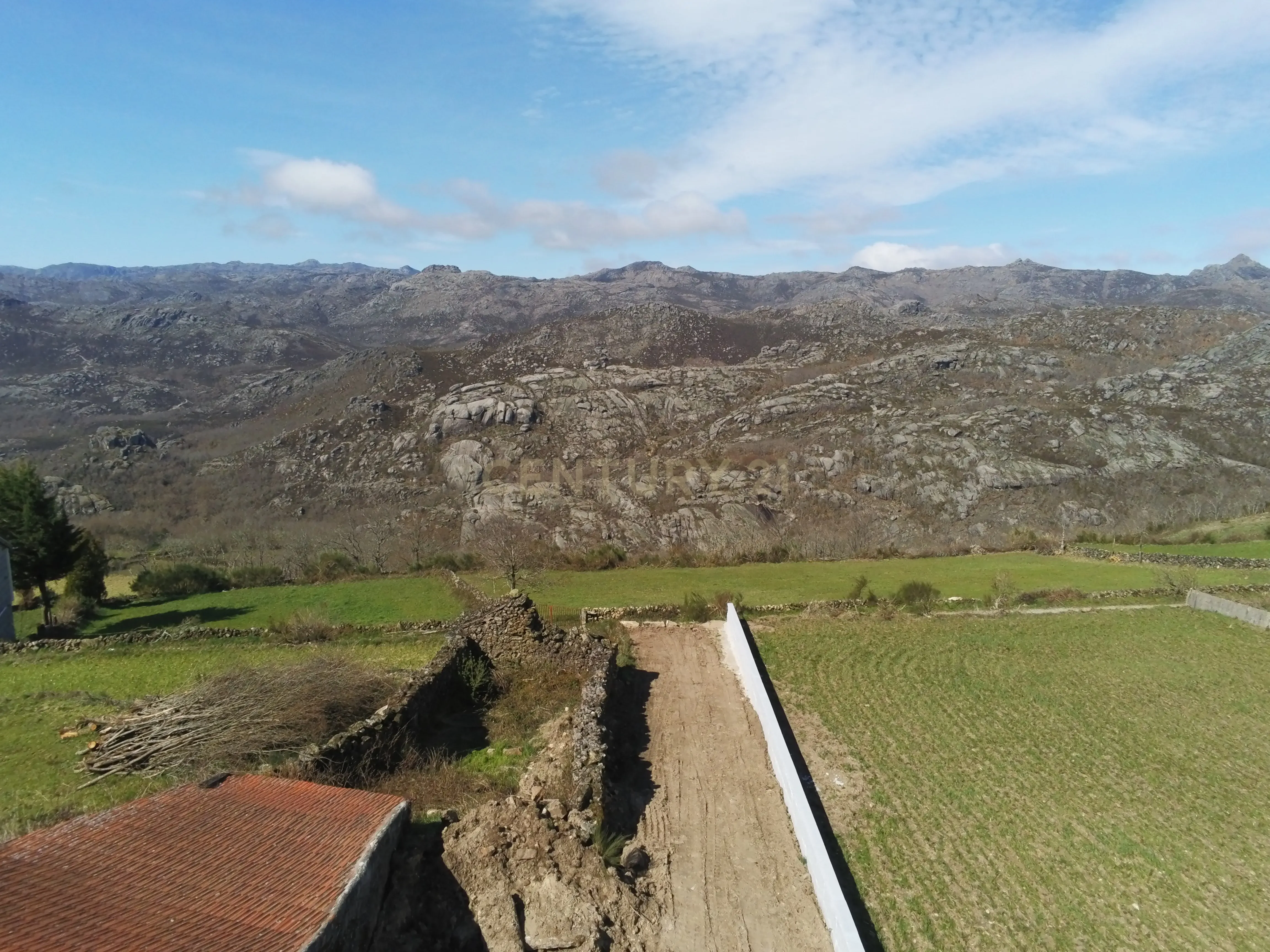 Fotografia 10 de Terreno com Ruina em Pitão das Junias, zona do geres
