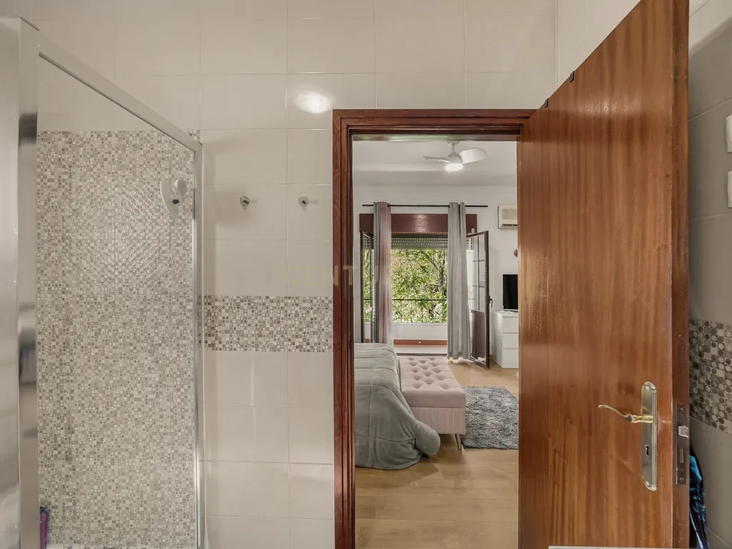 MORADIA T5 COM GARAGEM E PISCINA, 327 M² DE TERRENO PARA USUFRUIR - Image 42