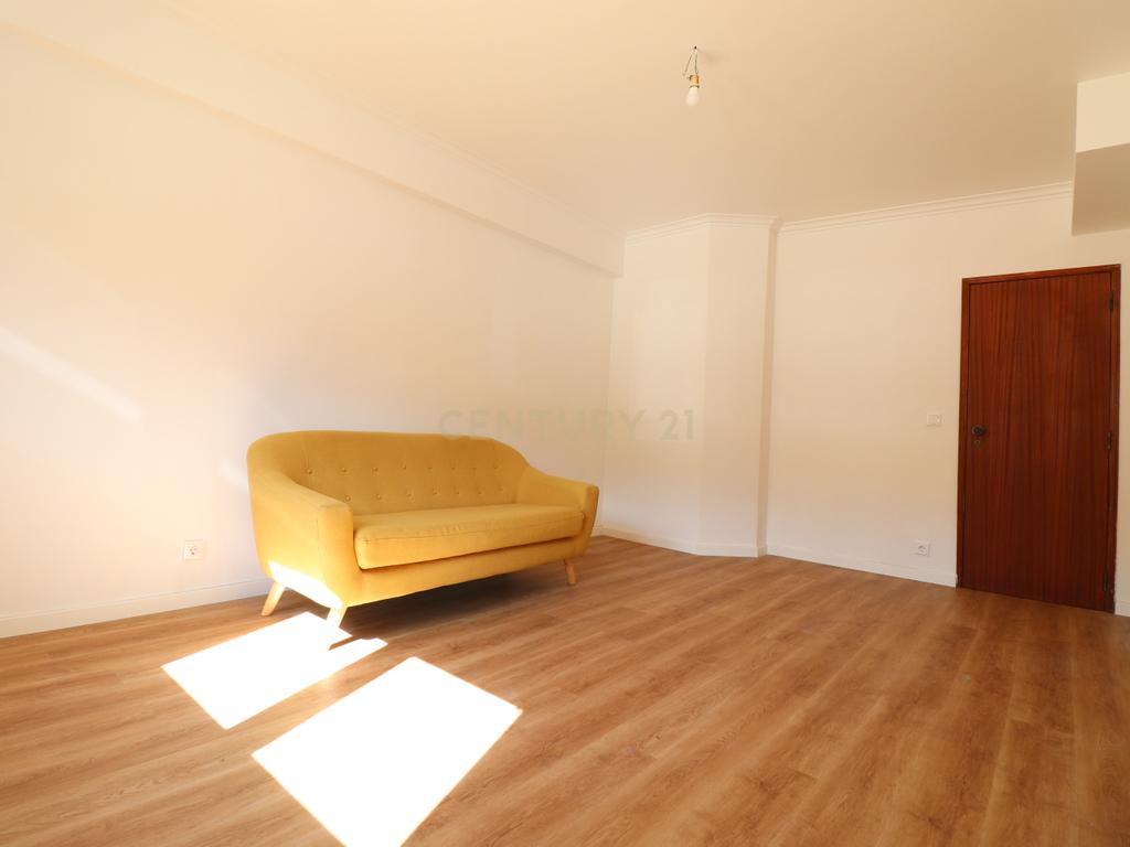Apartamento T3 Remodelado na Avenida do Cristo Rei - ALMADA - Image 9