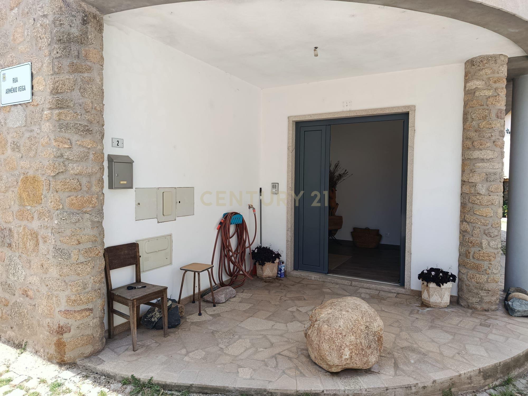 Luxuosa Moradia Renovada em Bragança, 2 Quartos e 3 WC - View 3