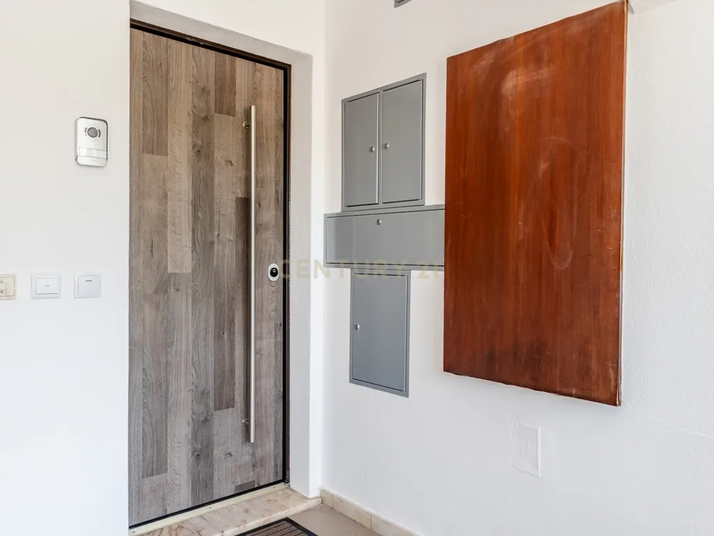 Apartamento T1 completamente remodelado com 2 varandas - Image 25