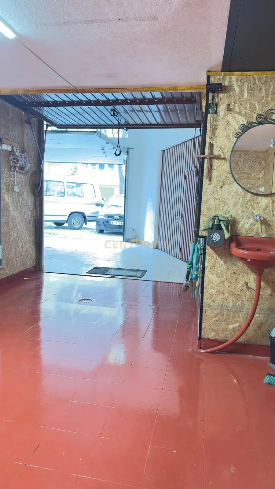 Fotografia 5 de Garagem com Mezanine - Espaço versátil com arrumação extra
