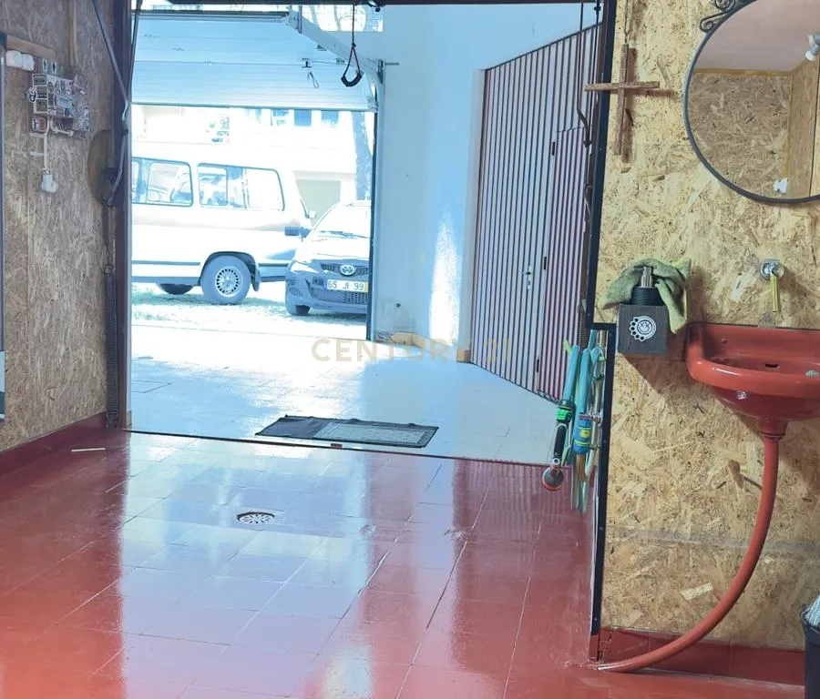 Garagem com Mezanine - Espaço versátil com arrumação extra - Image 5