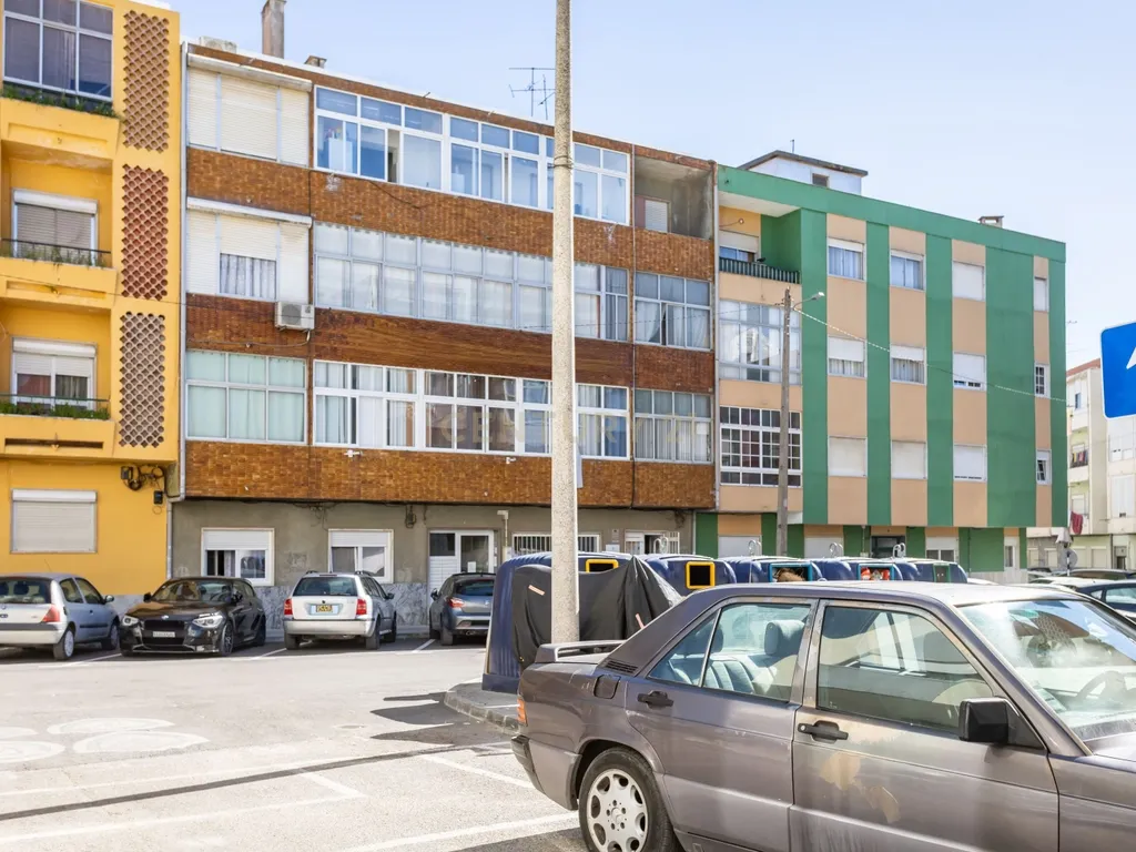 Apartamento T2(+1) Renovado com Logradouro de 100m² – Pronto a Habitar (Mobilado e Equipado) em Paio Pires - Oportunidade Única! - Image 28