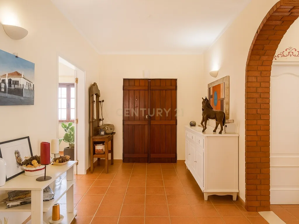 Oportunidade Única! Elegante Moradia + Apartamento T2 + Espaço + Funcionalidade = Qualidade de Vida. - Image 5
