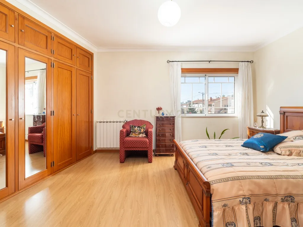 Moradia T4 com sótão versátil e excelentes acessos – uma oportunidade única - Image 9