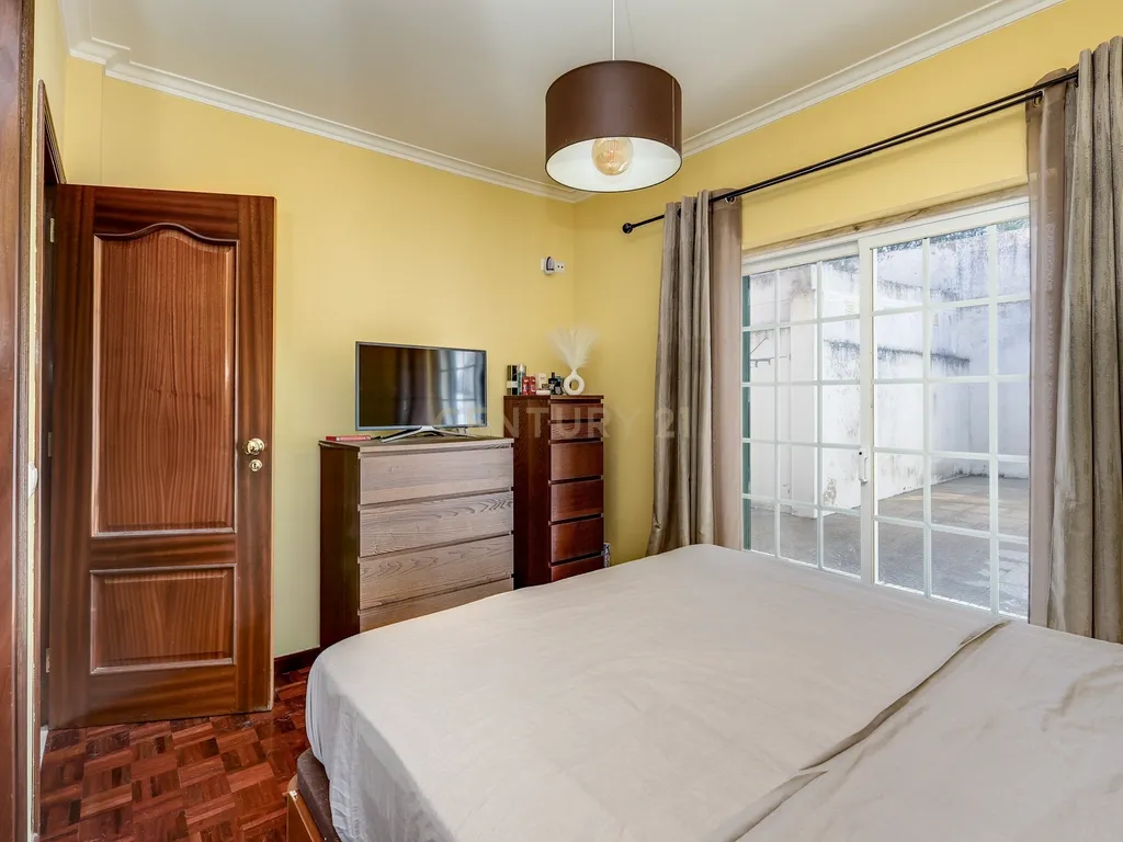 Andar de Moradia T2 com espaço exterior - Image 11