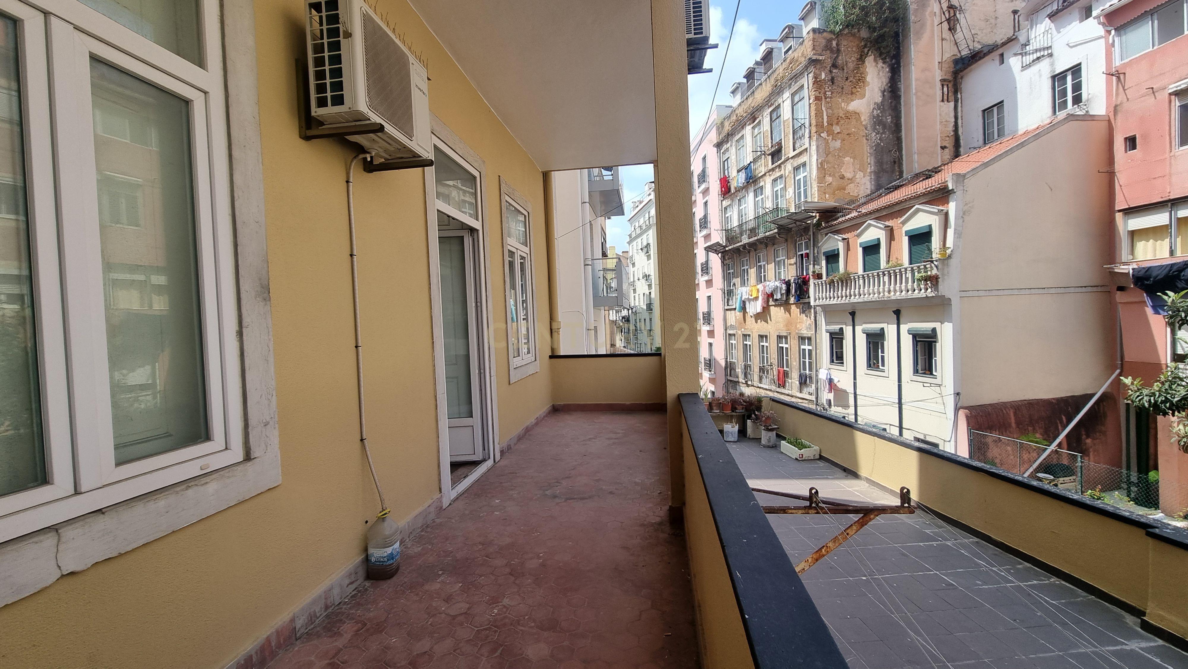 Apartamento Pombalino de Charme com 8 Assoalhadas – Av. Almirante Reis, Lisboa - Image 14