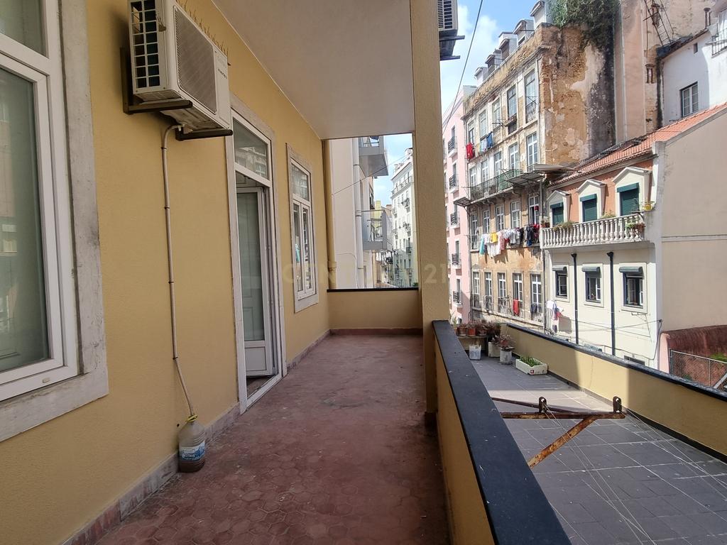 Apartamento Pombalino de Charme com 8 Assoalhadas – Av. Almirante Reis, Lisboa - Image 17