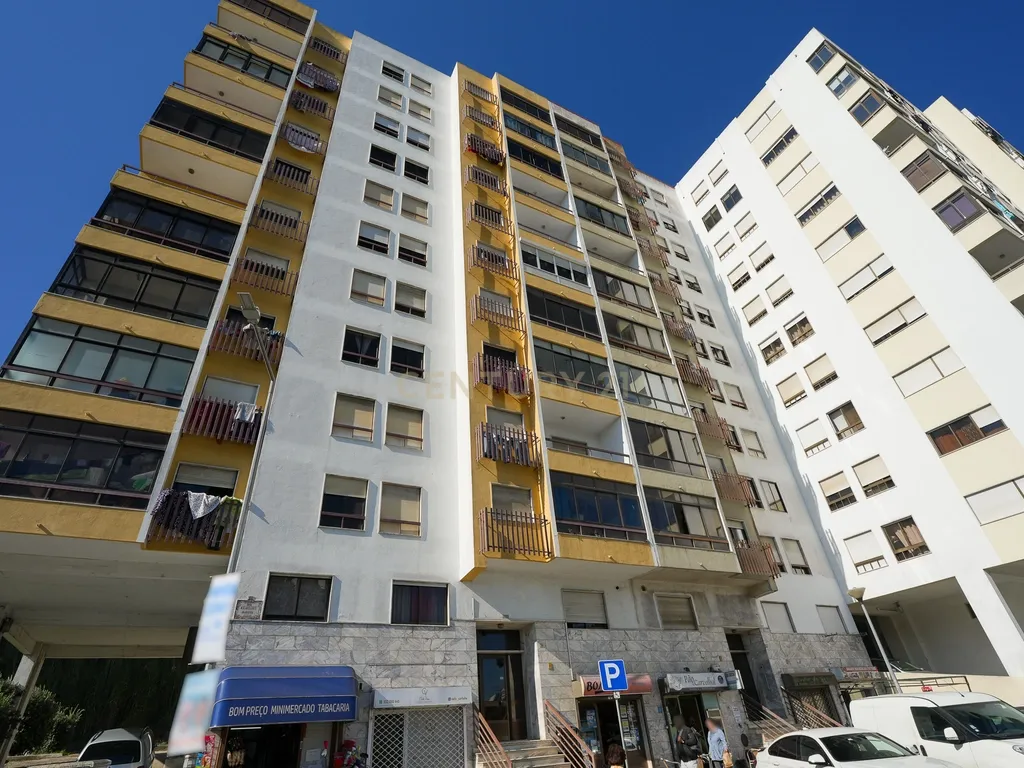 Apartamento de tipologia T2, com varanda, 1 wc e arrecadação, localizado em Agualva – Cacém, inserido em prédio de construção de 1996. - Image 1