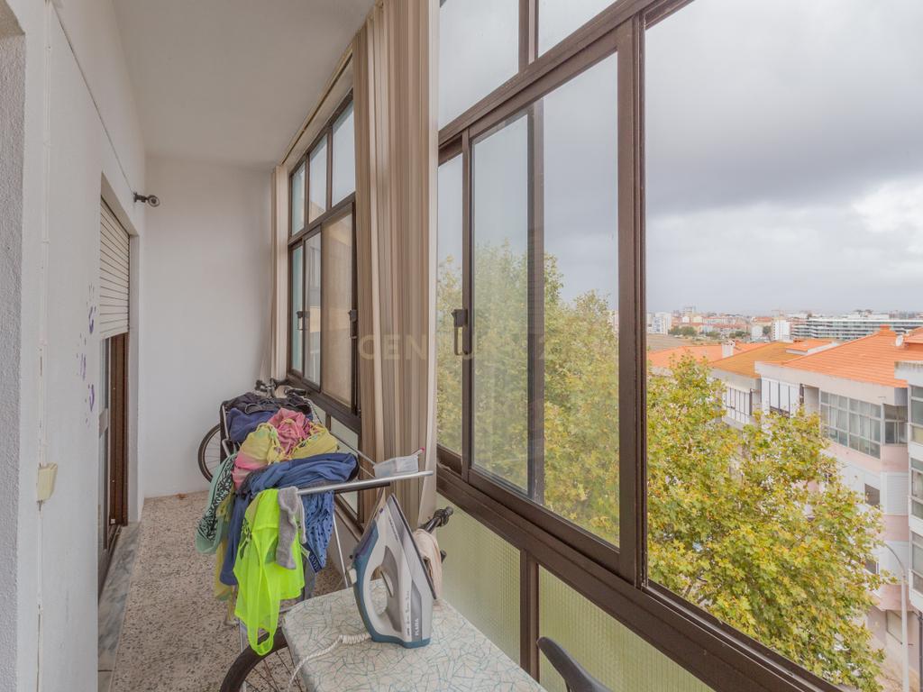 Apartamento T4 convertido em T3 - Centro do Barreiro - Image 28