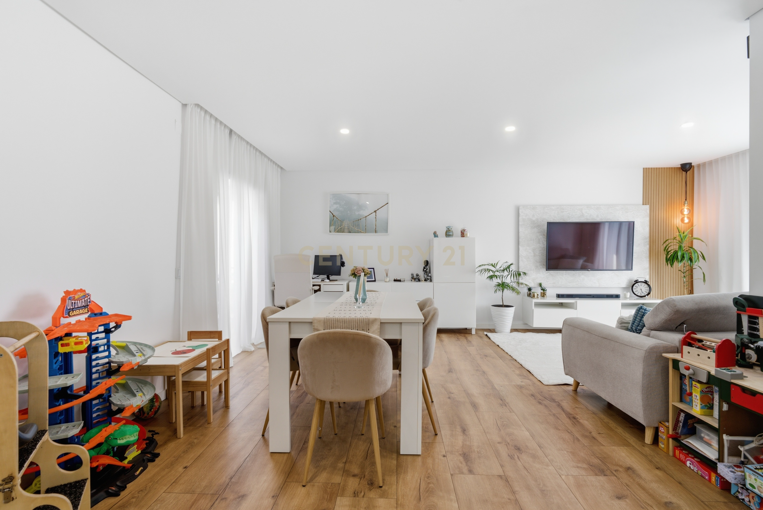 Fotografia 7 de Moradia T3+1 Totalmente Remodelada  em 2026 com Piscina, Painéis Solares e Vista de Campo | Sendieira