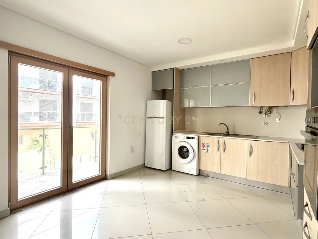 Magnífico Apartamento T4 com Duas Varandas e Arrecadação na Cascalheira, Pinhal Novo - Image 10