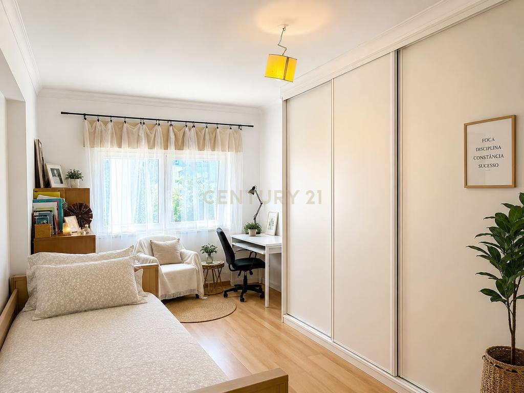 Apartamento T3 Remodelado | Seixal ( com 2 varandas ) - Image 3
