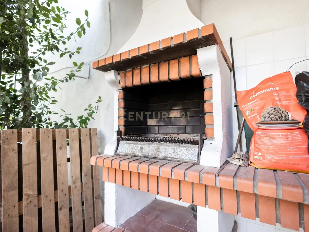 Moradia T5 com Terraço e Espaço Exterior - Image 37