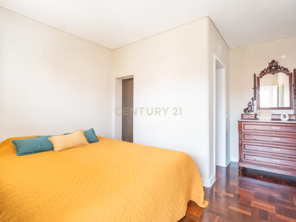 Apartamento T3+1 com logradouro e estacionamento privativos e sótão independente rentabilizado – Bairro Norton de Matos - Coimbra - Image 13
