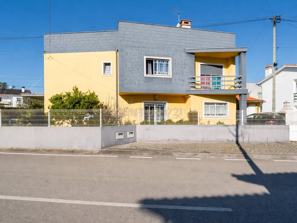 Moradia T4 com sótão versátil e excelentes acessos – uma oportunidade única - Image 1