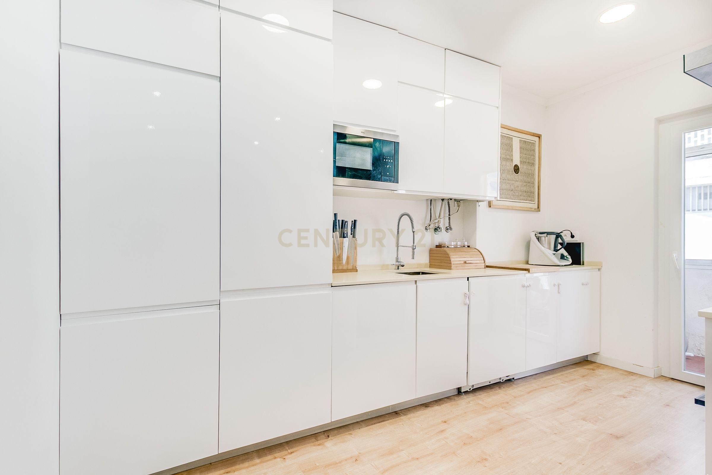Apartamento T2 Remodelado com Varanda em Campo de Ourique, junto ao Jardim da Estrela - Image 8
