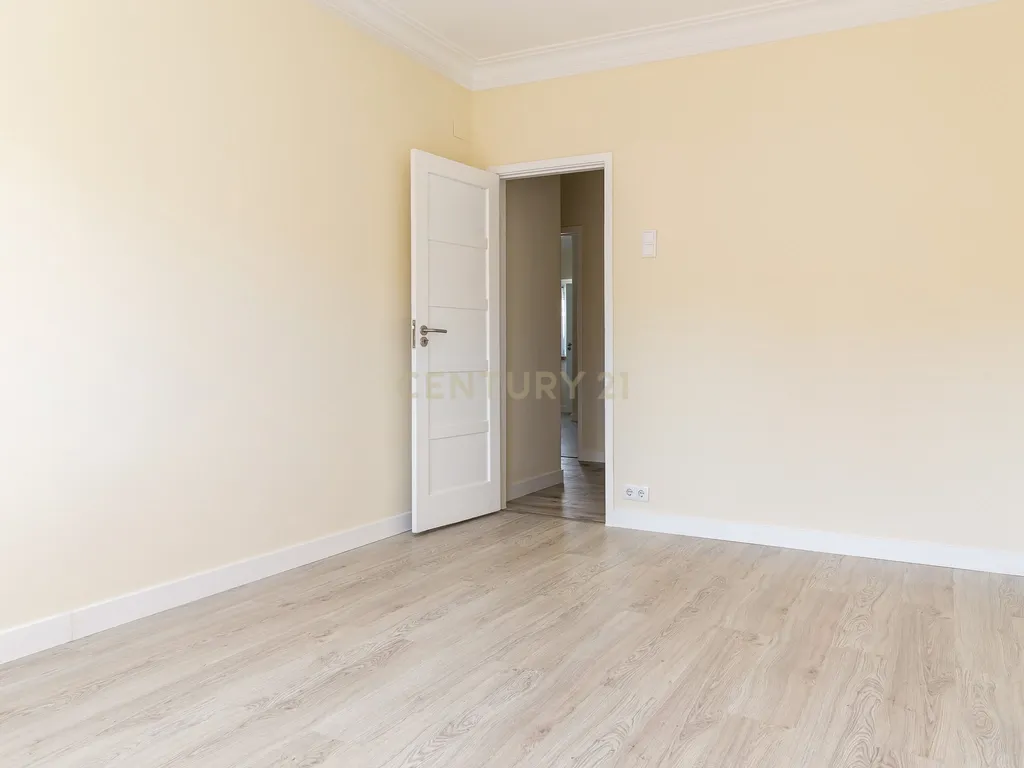 Apartamento T3 renovado na Avenida de Roma, Alvalade, Lisboa. Para Arrendar! - Image 3
