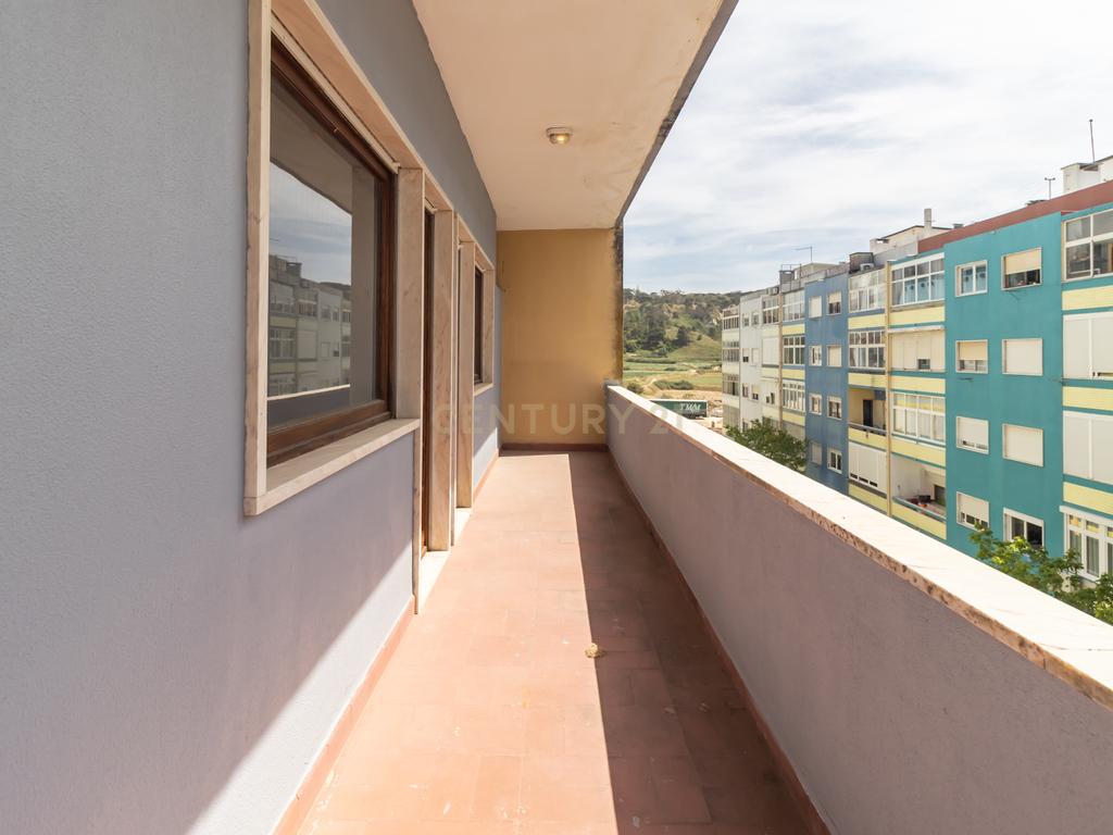 Apartamento T2 para arrendamento no centro da Costa da Caparica - Image 1