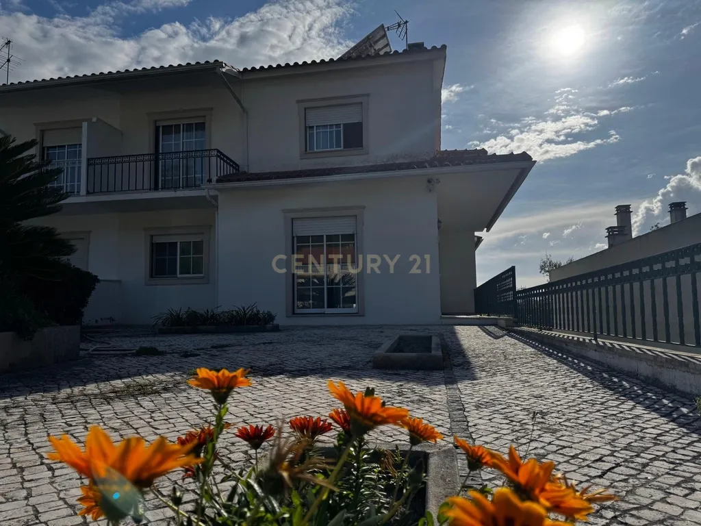 Moradia T4 Casalinho – A 10 Minutos de Alcobaça e Nazaré - Image 1
