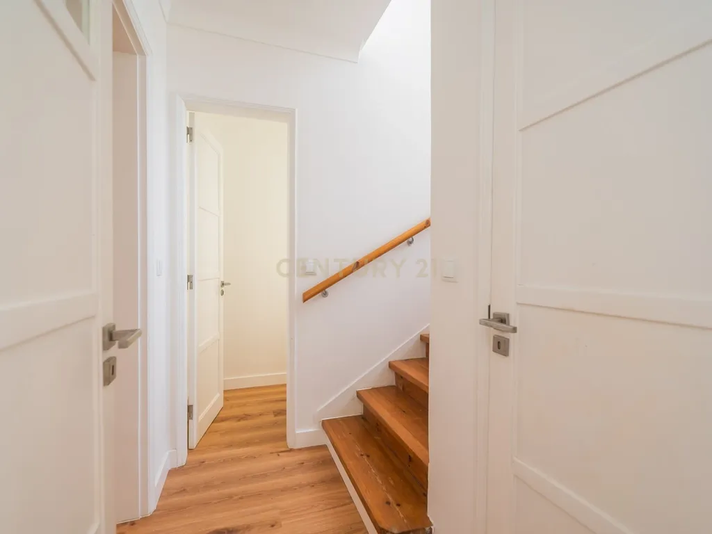 Moradia T3 + 1 Renovada com Jardim e Piscina em Penha de França, Lisboa - Image 35