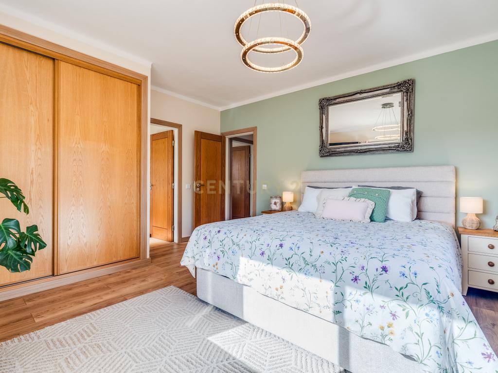 ESPETACULAR MORADIA COM PISCINA, GARAGEM, JARDIM E TERRENO - Image 19