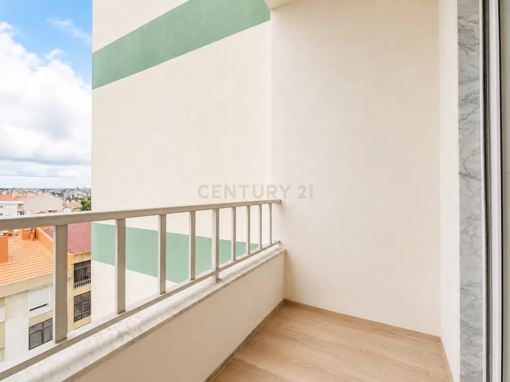 Apartamento T2 Remodelado na Torre da Marinha - Image 29