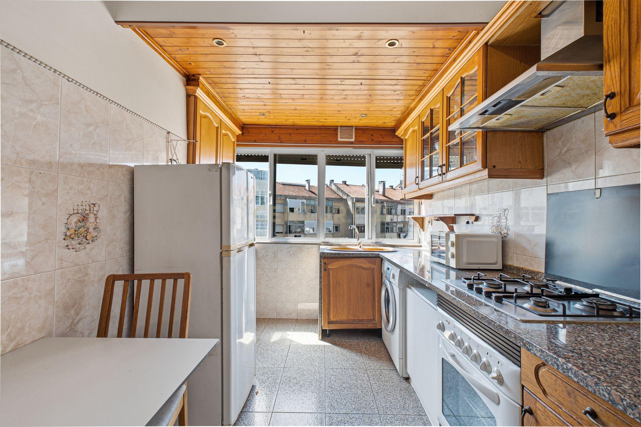Fotografia 3 de Apartamento T2 em Queluz, junto à Estação de Comboios