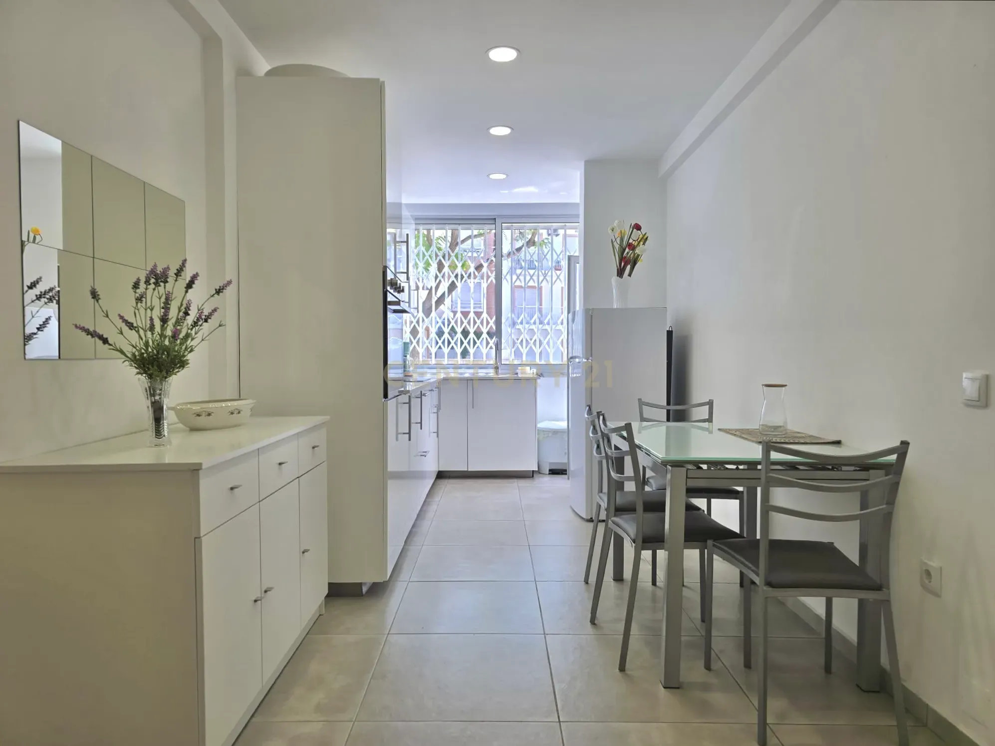 Fotografia 7 de Apartamento T1 com espaçosa arrecadação a 10 minutos a pé da Praia da Quarteira | Rua Patrão Lopes, Quarteira
