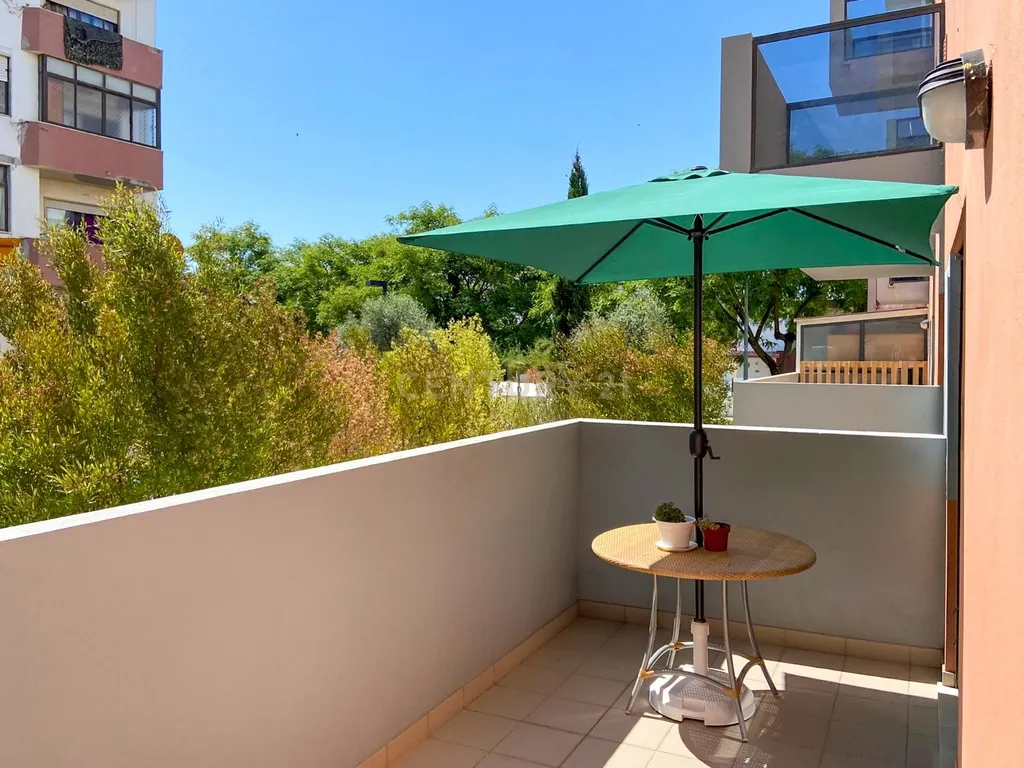 Apartamento T2 com Garagem em Localização Privilegiada - Image 8