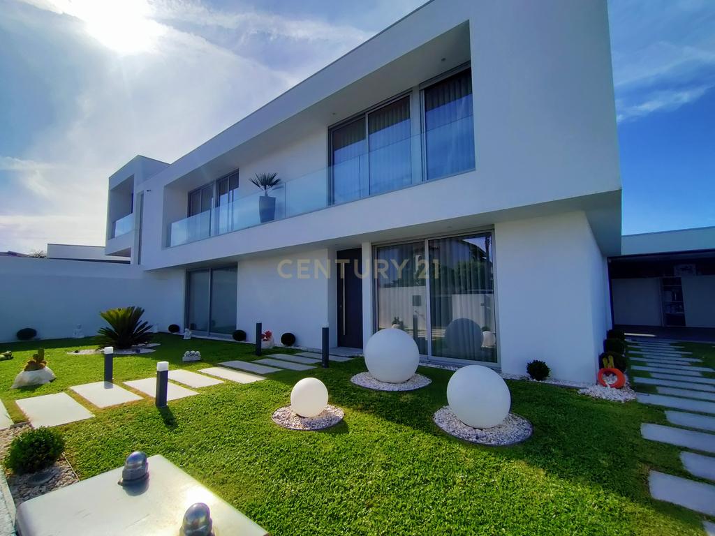 Moradia T4 Moderna com Piscina e Jardim – Touguinha - Image 2