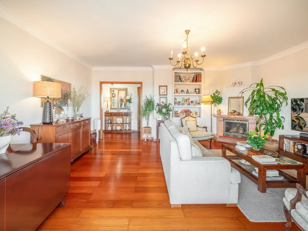 Apartamento T3, com Box de 85 m2 e Arrecadação em Odivelas - Image 5