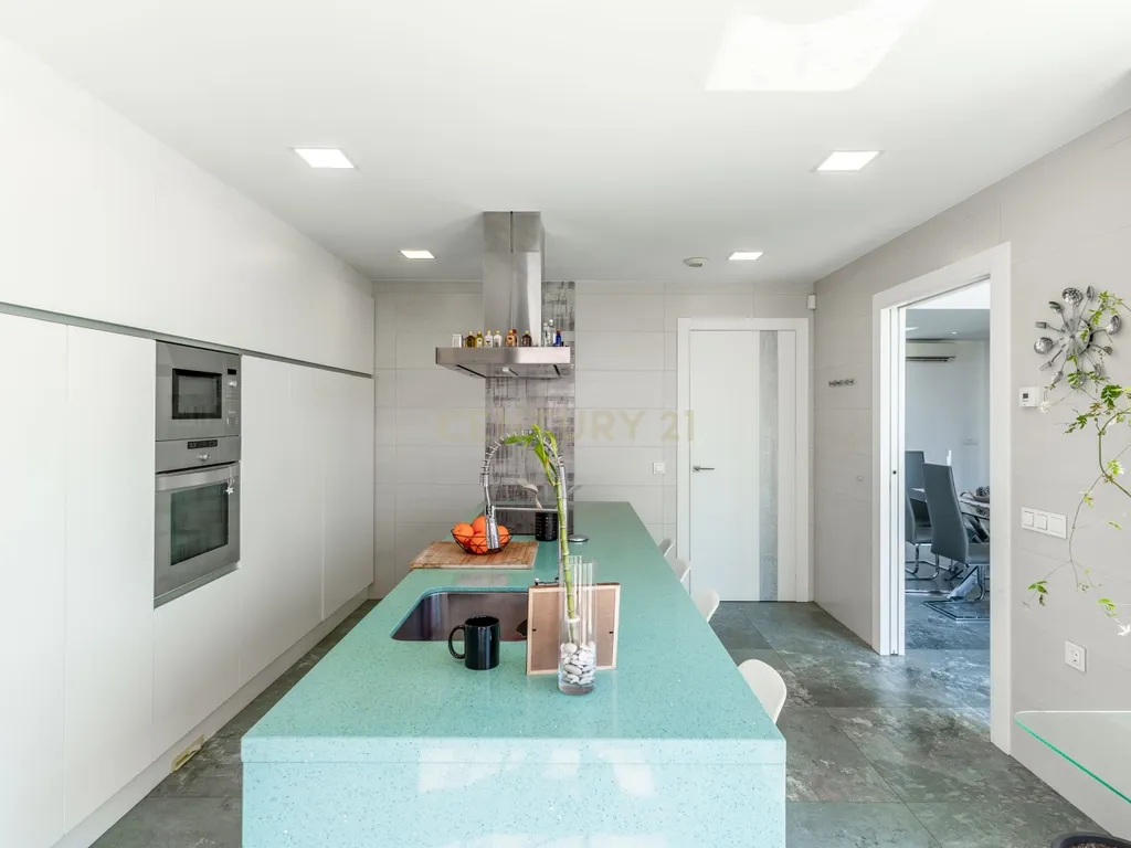 Luxuosa Moradia T4 com Vista Mar e Piscina em Almería - Image 29