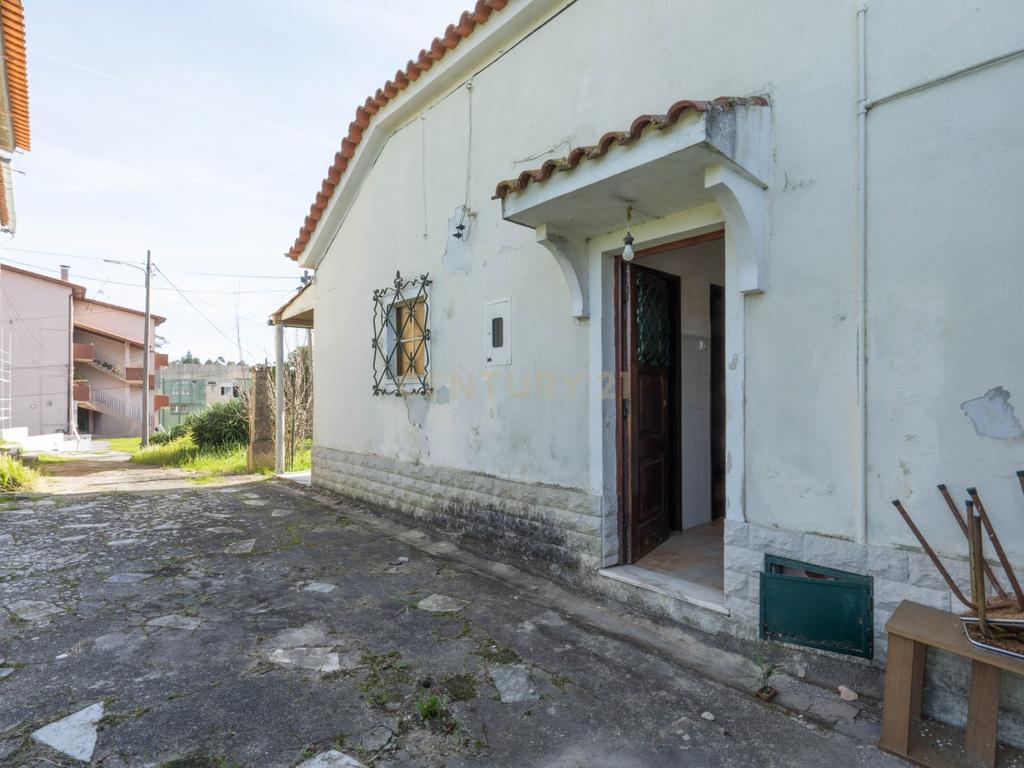Excelente oportunidade de investimento no centro de São Martinho do Bispo, Coimbra. As referências C0289-01959 (moradia e terreno) e C0289-01957 (terreno) são vendidas em conjunto. - Image 32
