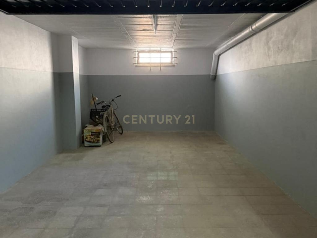 Garagem fechada á venda na Avenida 1º Maio na Costa da Caparica  - Image 1