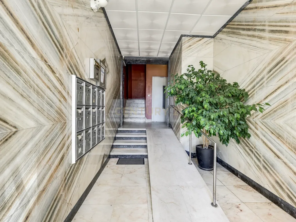 Apartamento T4 com 129 m² e estacionamento — Calçada do Tojal, oportunidade para remodelação total - Image 2