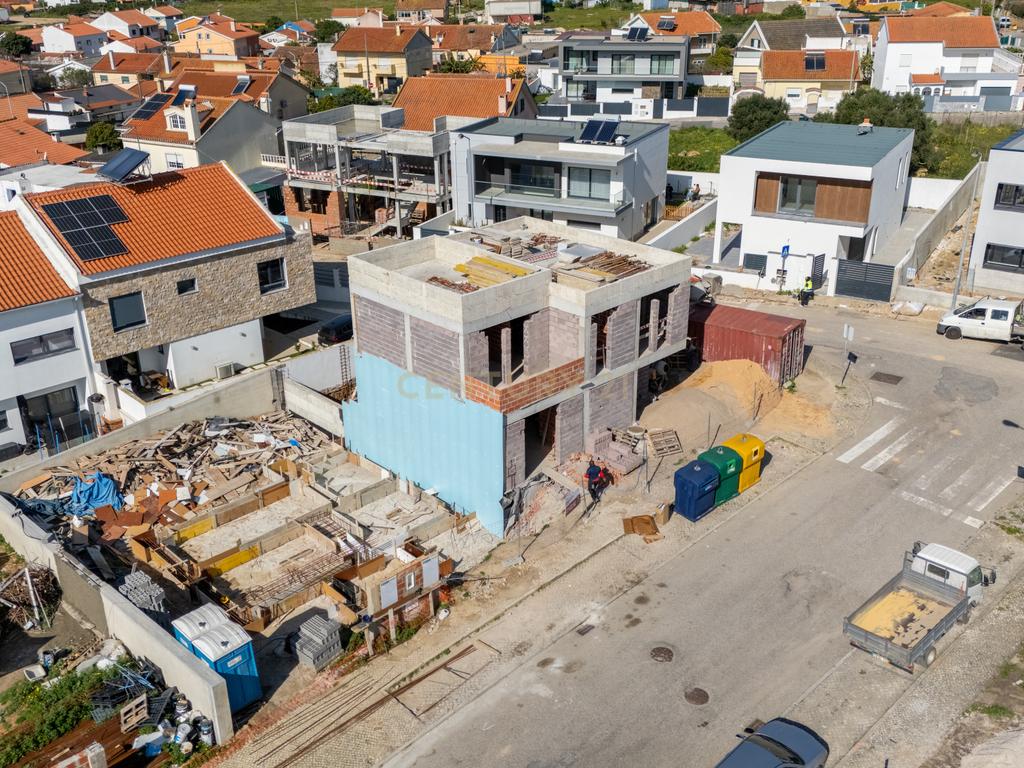 Moradia T4 contemporânea NOVA com 3 pisos em Trajouce, São Domingos de Rana, Cascais - Image 3